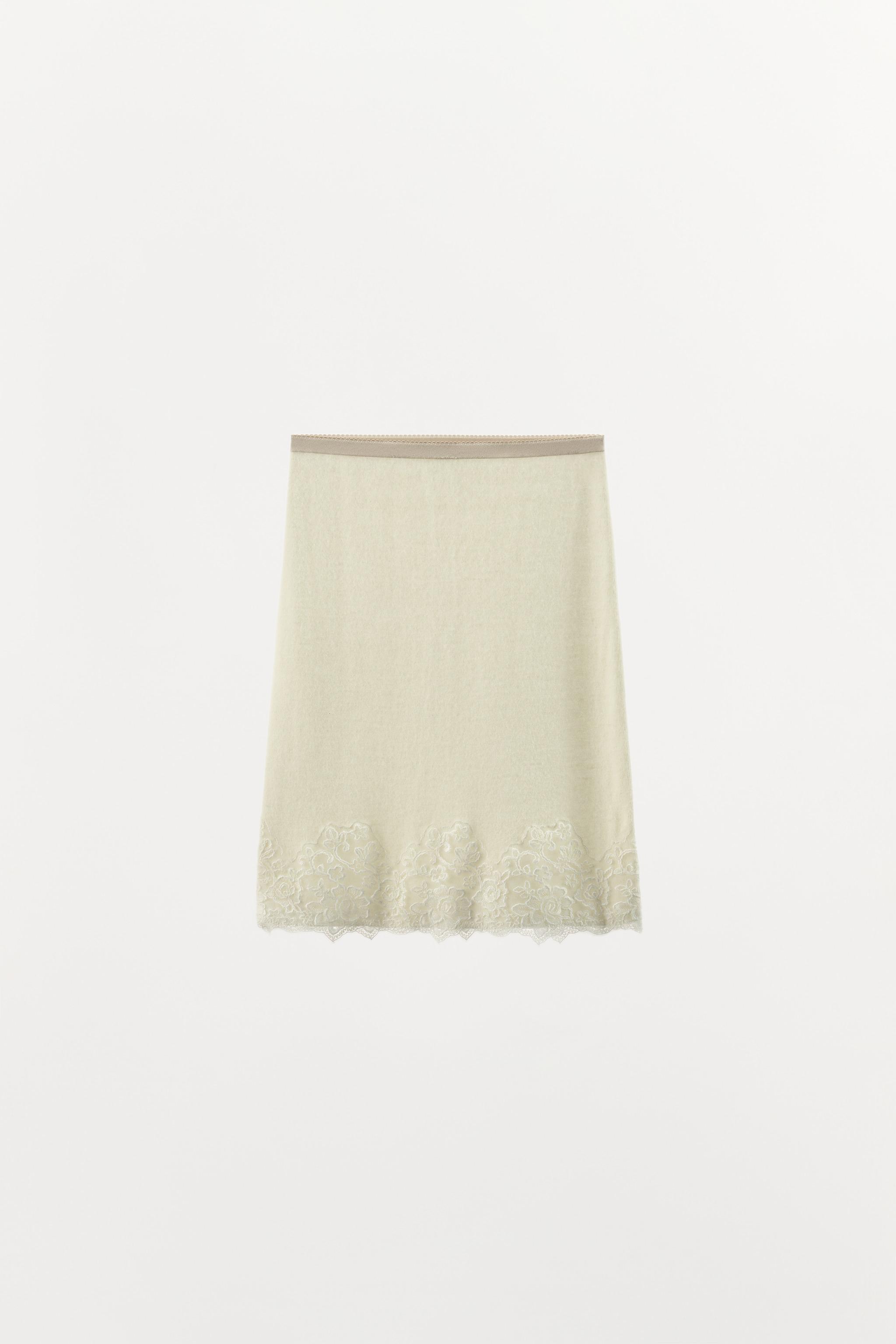 JUPE MI-LONGUE EN MAILLE AVEC DENTELLE BRODÉE